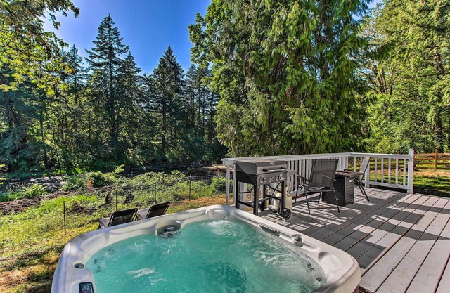 Dorena Home w/Hot Tub & Game Room!