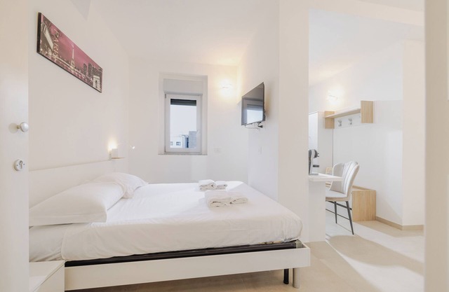 Double bed and sofa bed with private bathroom 3-4 people - 20 minutes from Milan