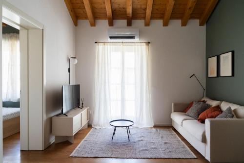 Double Private Parking, 2 Bedrooms & 2 Bathrooms - Elegant Apartment in Old Town