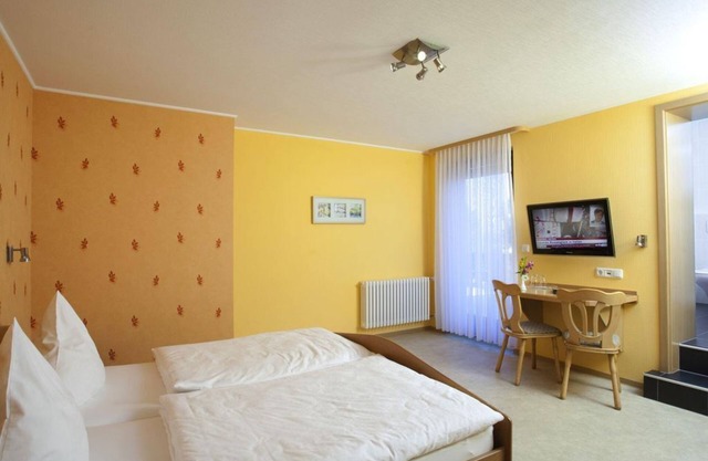 Double room as single room shower/WC with balcony - Hotel-Restaurant Haus Hubertus