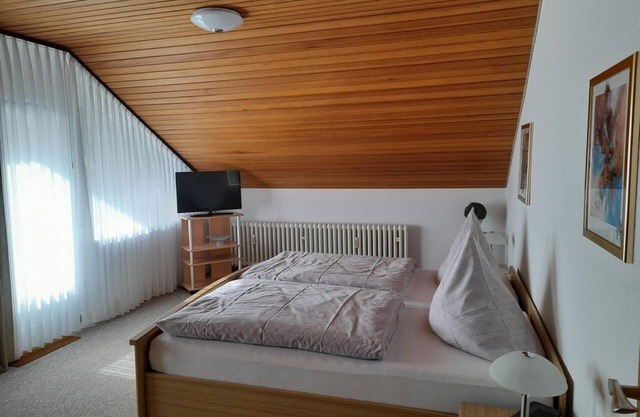 Double room, bathroom, WC, balcony - vacation apartment and guest room Iburgblick