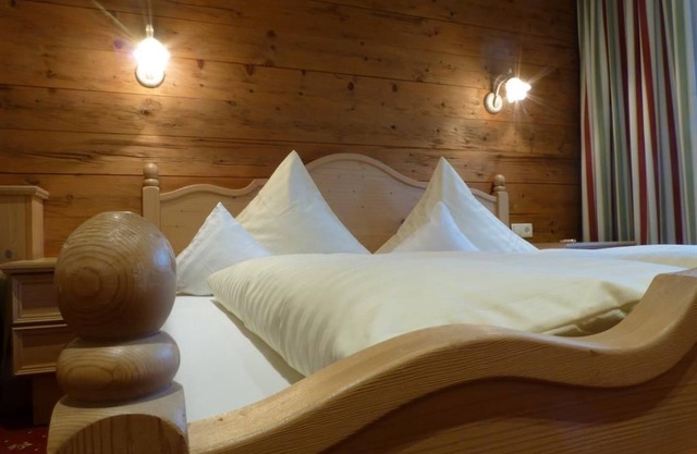 Double room "Grünberg" with south-facing balcony - Pension Alpenhof - feel-good board