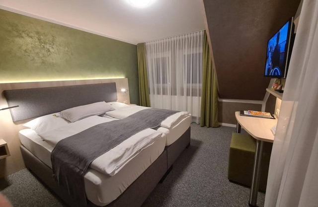Double room, shower, WC, non-smoking - Verwöhn Pension Wiesengrund