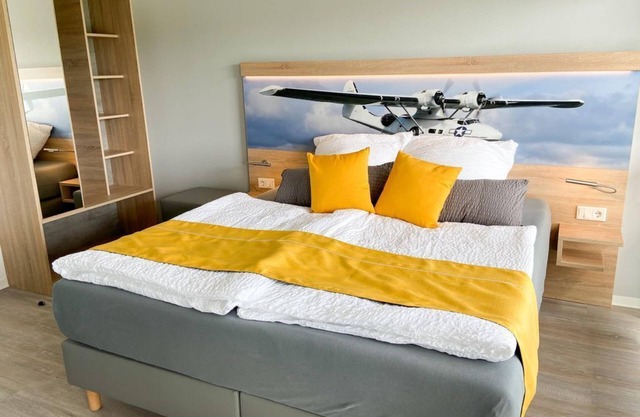 Double room window to the airfield, shower WC - Boardinghouse Breitscheid
