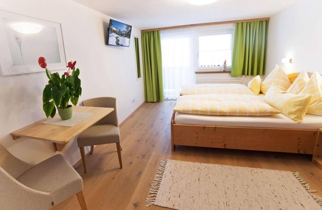 Double room with balcony, shower/bath/WC - Landhaus Vierthaler