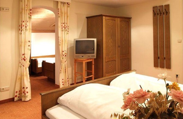 Double room with bath/shower, toilet, 2 extra beds - Hotel-Pension Gschwentner