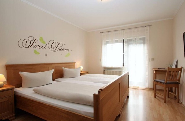 Double room with shower/WC and balcony - Gasthaus-Pension-Rest. Bucket