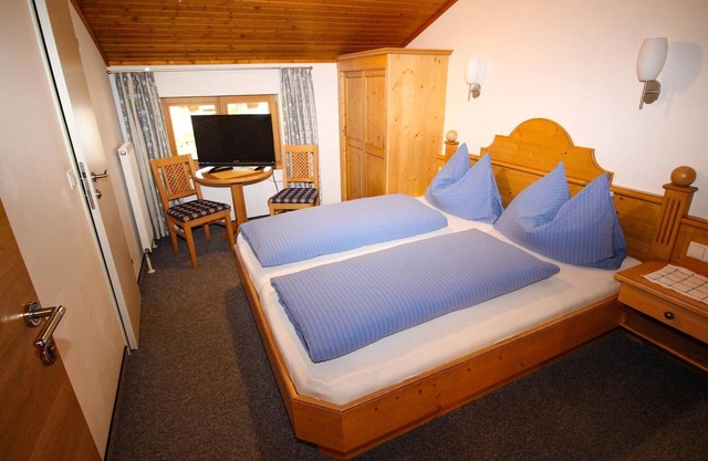 Double room with shower, toilet, without breakfast - Kleinhoech holiday apartments