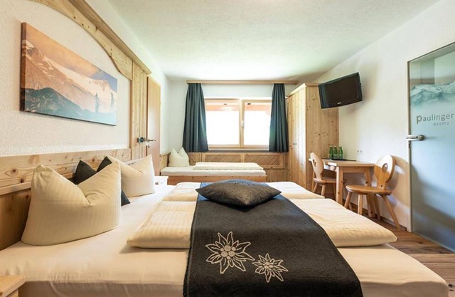 Double room with shower or bath, WC - Pension Bauernhof Paulingerhof