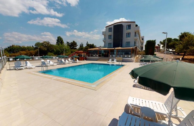 DOUBLE ROYAL HOTEL