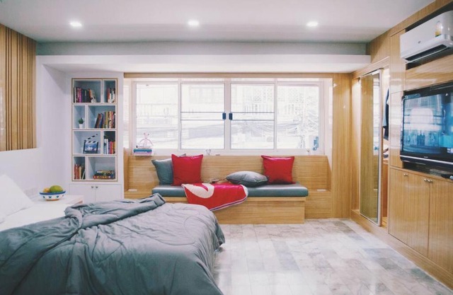 Double Studio, Private Bath, Shared Kitchen with Local Family by Pillows & Purrs
