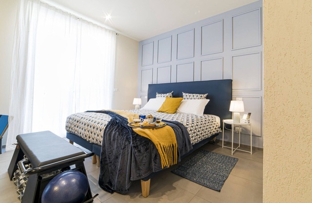 Double/twin room with bathroom and king size bed near Pescara airport