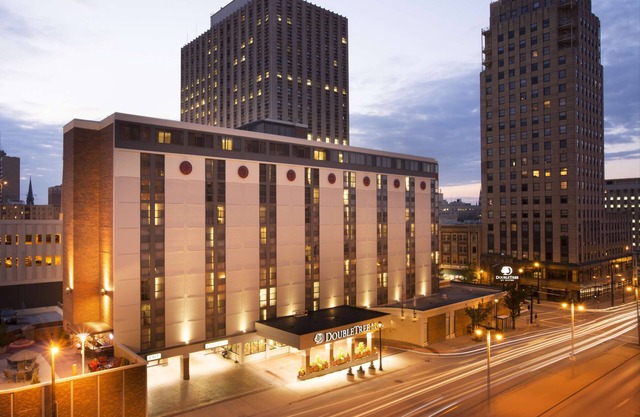 DoubleTree by Hilton Milwaukee Downtown