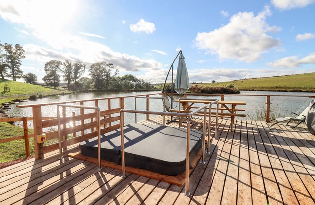 DOUGLAS CABIN, pet friendly, with hot tub in Clifton Upon Teme