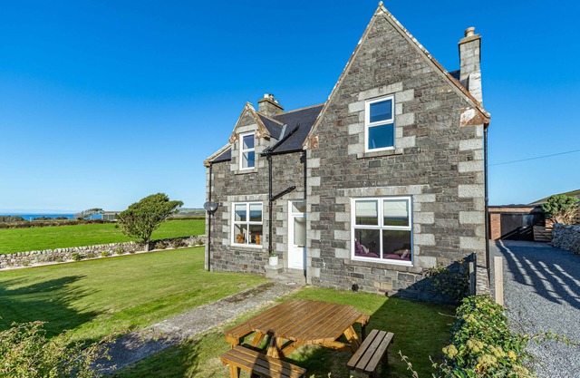 Dourie Farmhouse - a house that sleeps 10 guests in 4 bedrooms