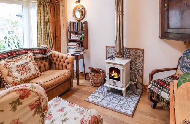 DOVE COTTAGE, family friendly, with open fire in Church Stretton