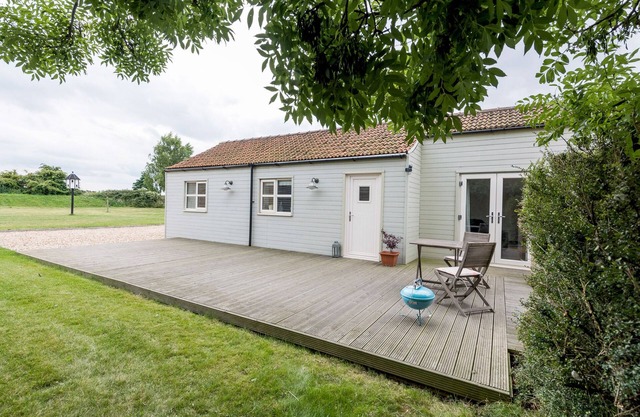 DOVE FARM COTTAGE, pet friendly, with a garden in Louth
