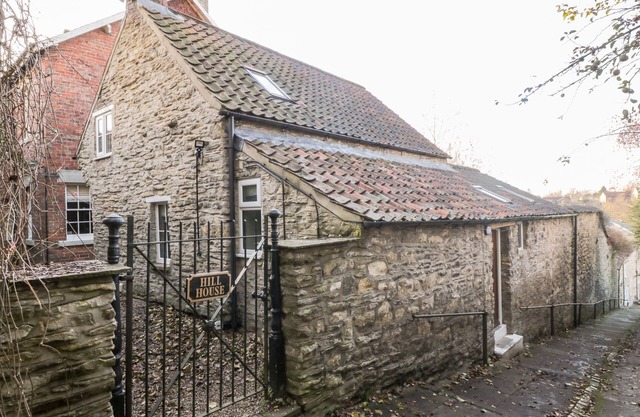 DOVECOTE, pet friendly, with a garden in Pickering