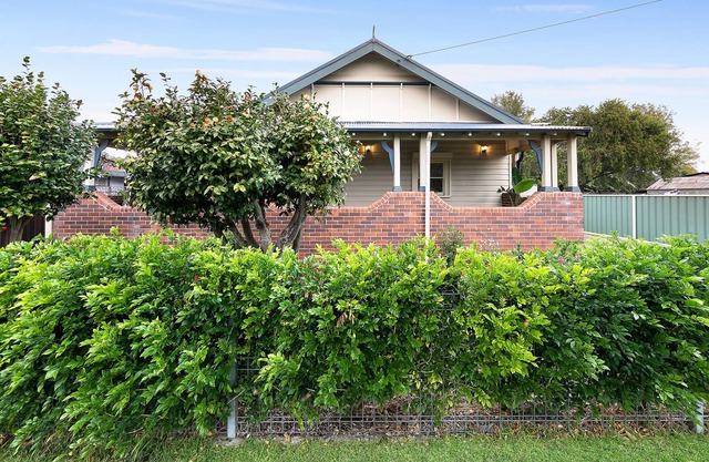 Dovedale -Spacious Home, Walk to town, 10 min drive to vineyards.