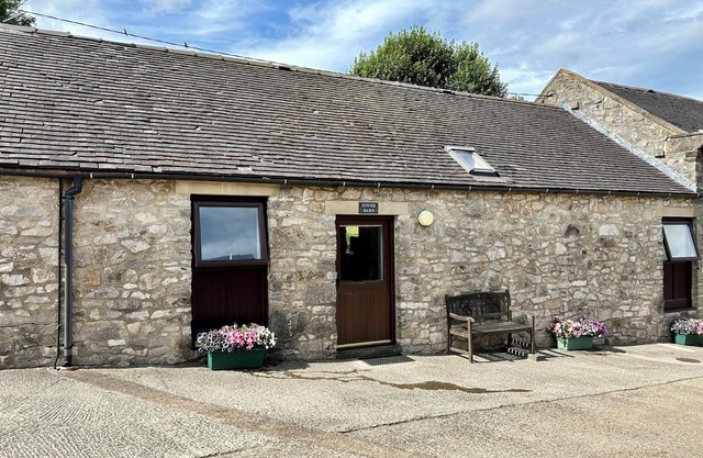 DOVER BARN, family friendly, with a garden in Parwich
