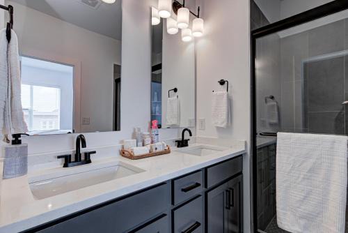 Downtown 1 mi Sleeps 6 wRooftop 3BR 4BED New built Modern Stylish Luxury