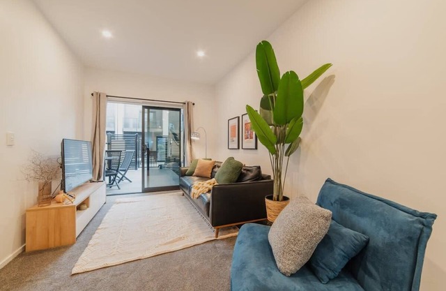 Downtown Bliss - 4-BR Retreat Amidst the Cityscape