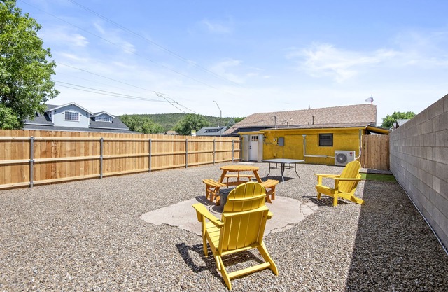 Downtown Blonde Bungalow w/Fully Fenced BIG YARD, AC, W/D, 2 Samsung Smart TVs