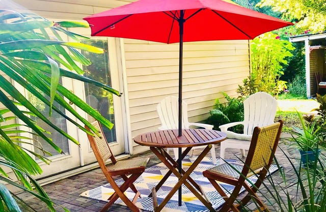 Downtown Boho Garden Suite, 10 minutes to Lido beach