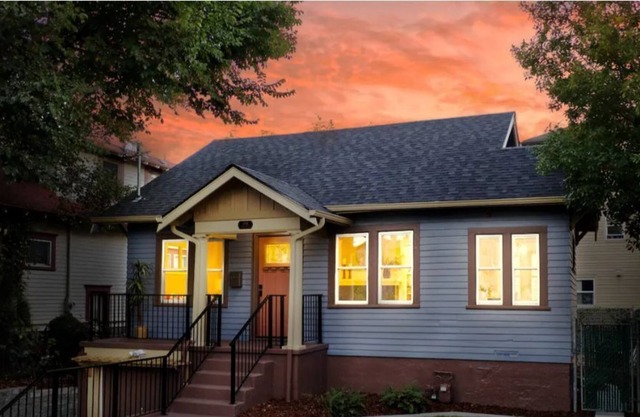 Downtown Bungalow Getaway, Ideal for Long Stays!