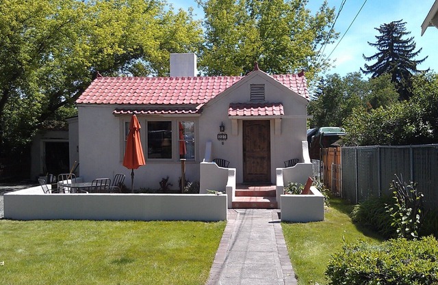 Downtown Bungalow, Gourmet Kitchen, 2BR/1.5BA