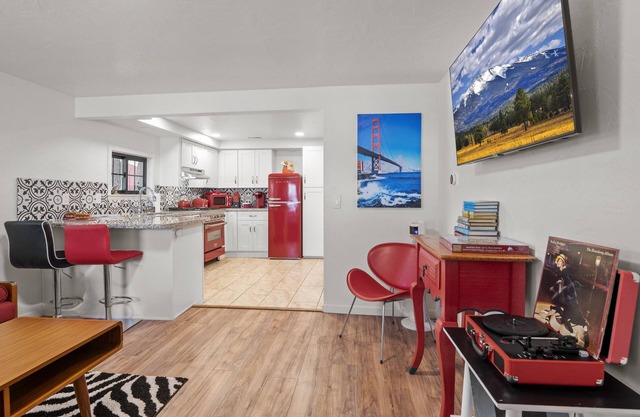 Downtown Burgundy Bungalow w/Fully Fenced Yard, AC, W/D, 3 Smart TVs, WiFi