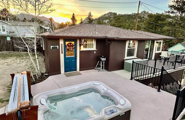 ♥ Downtown Cabin Oasis, hot tub, fireplace, AC, WD, walk to town, 5 mins to RMNP