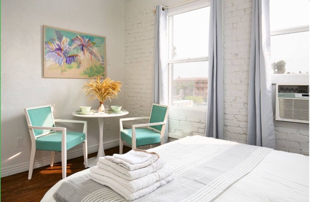 Downtown Charm: Elegant Retreat in LA