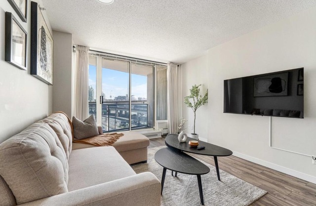 Downtown Cityview Escape with Pool and Jacuzzi near Rogers Arena