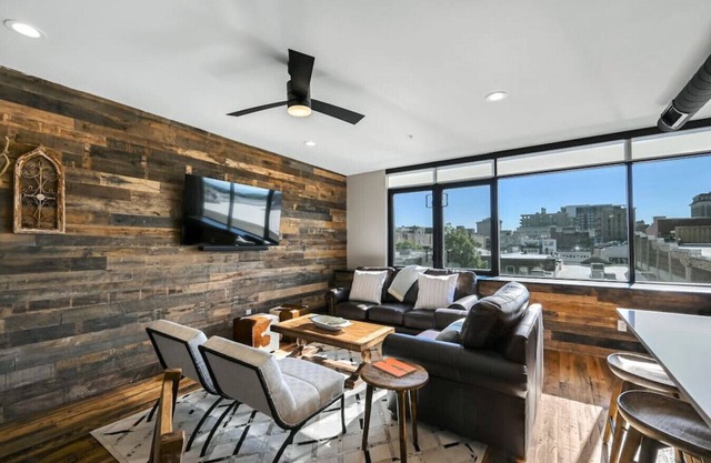 Downtown Condo with Two Ensuite King Bedrooms
