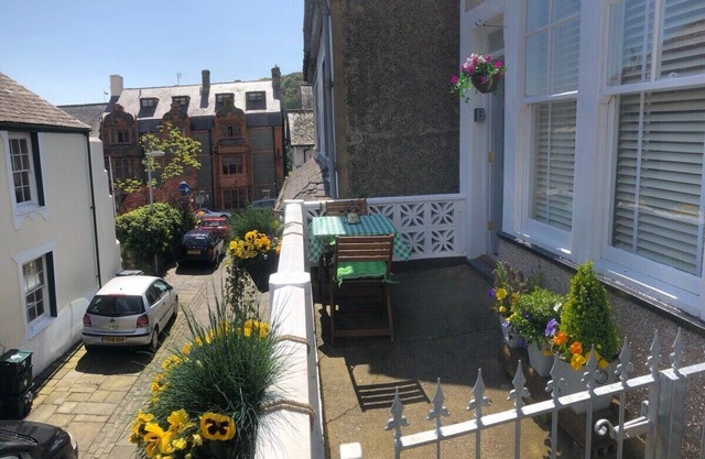 Downtown cottage-heart of Conwy-park free outside