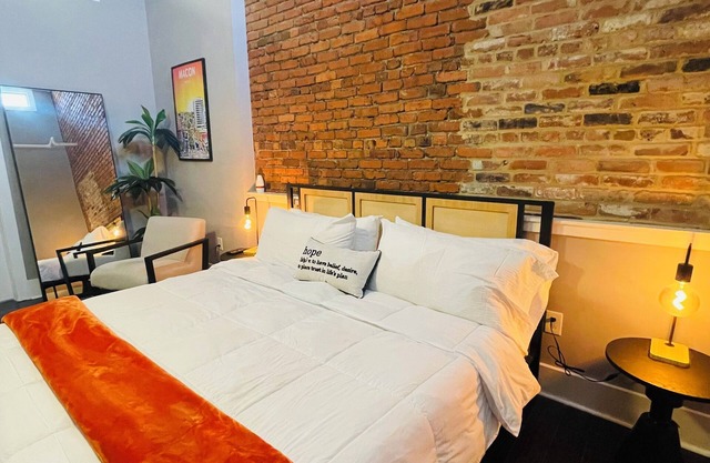 Downtown Cozy King Bed Loft FREE PRIVATE PARKING!