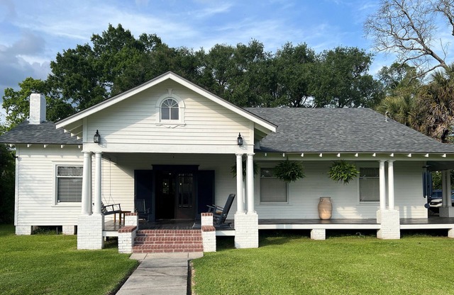 Downtown Craftsman home w/lovely front porch. Walk to restaurants & antiques.