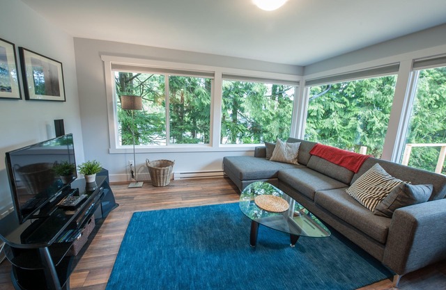 Downtown Cypre Suite - Spacious 3 Bedroom Unit with BBQ, deck, and Hottub