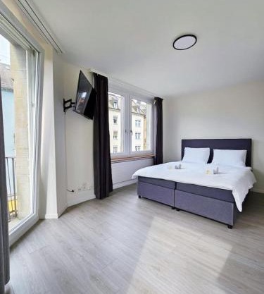 Downtown Deluxe Studio with Queen Bed BE-46
