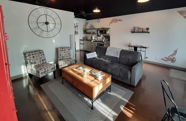 Downtown Demorest Industrial Modern Studio Apartment short walk to Piedmont Col