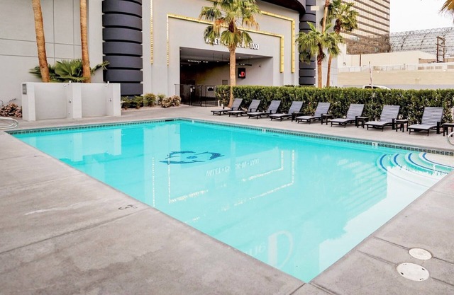 Downtown Escape! Pool, Nightly Entertainment, Free Parking, Casino!