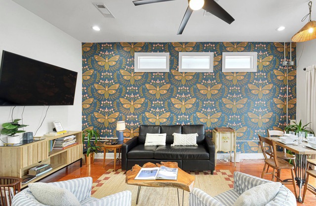 Downtown Gem Blocks to the Quarter, 9 Beds, 3.5 baths and TVs in 2 bedrooms