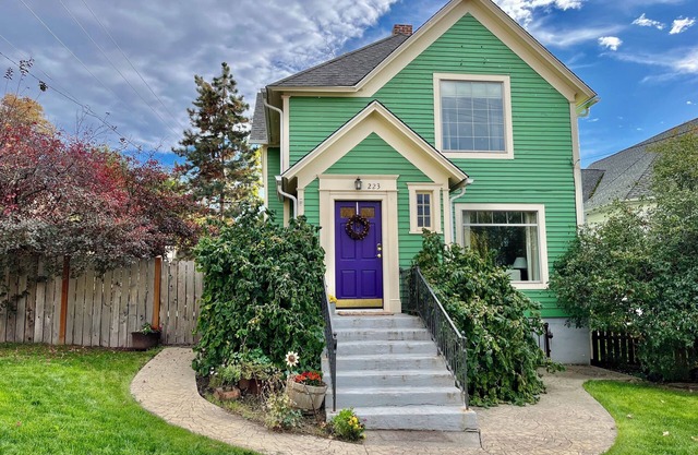 Downtown Historic Home. One block to downtown, cozy gathering place!