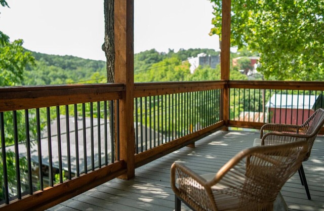 Downtown+HotTub+Wifi+FreeParking Entire Building @151 Spring