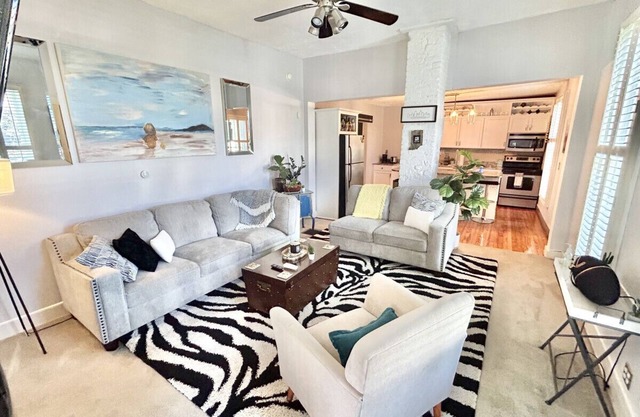 Downtown House w/King Bed-Parking-Bars-Restaurants