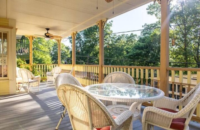 Downtown House w/Parking! On Spring St, Sleeps 6!