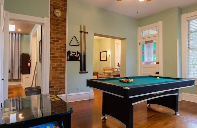 Downtown House w/Parking! On Spring St, Sleeps 8!