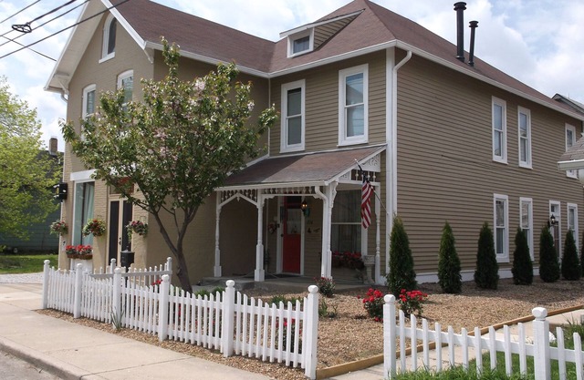DOWNTOWN INDY HOME IN HISTORIC LOCKERBIE SQUARE - 7 BLOCKS FROM CITY CENTER!