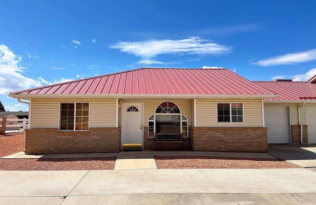 Downtown Kanab Family Townhome, Dew Drop Inn, Near Zion National Park and Bryce
